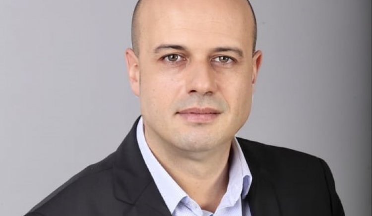 Две седмици преди изборите управляващите раздават милиони под масата на „свои хора”
