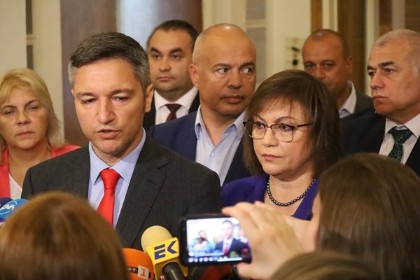 Нинова: Сигнализираме ДАНС и викаме службите в парламента за сайта „Миротворец“