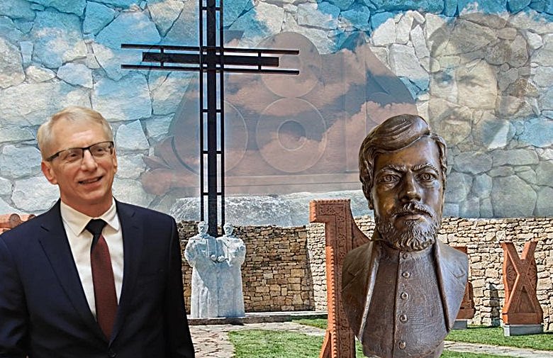 Премиерът на Република България акад. Николай Денков на посещение в Двора на Кирилицата в град Плиска