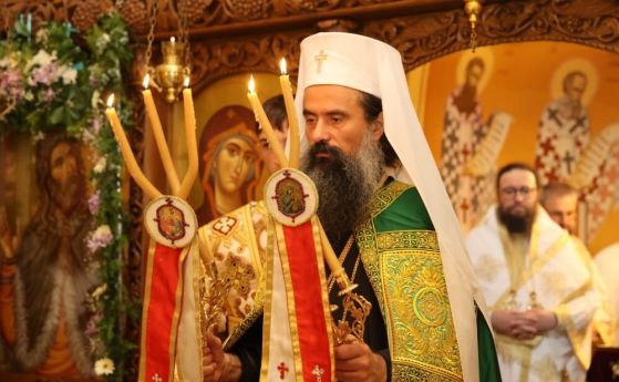 Патриарх Даниил се помоли Бог да изпрати дъжд и да спре пожарите, опустошаващи страната